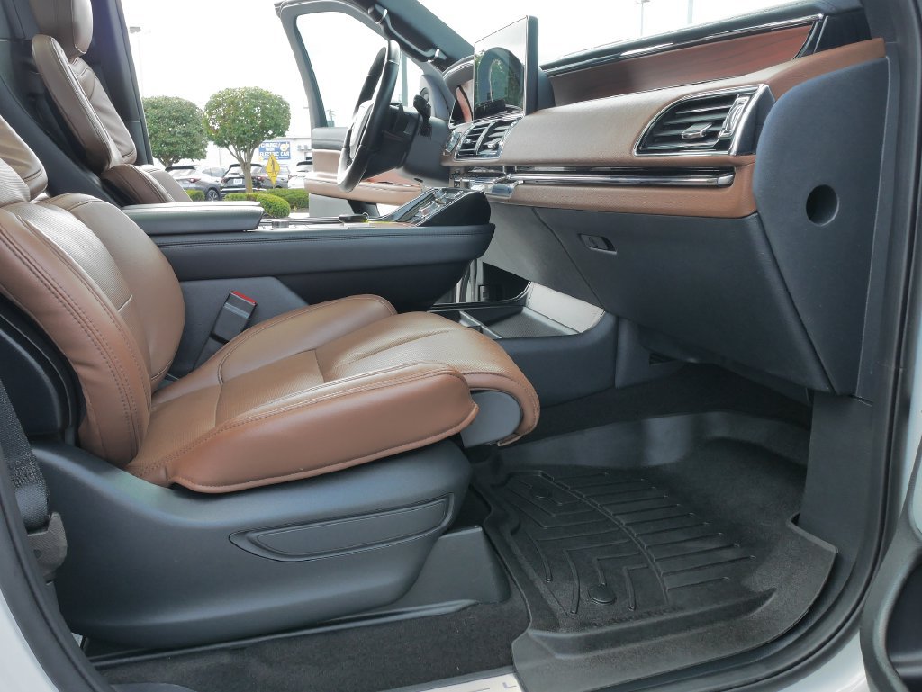 Used 2024 Lincoln Navigator L Reserve AWD/4WD image 12