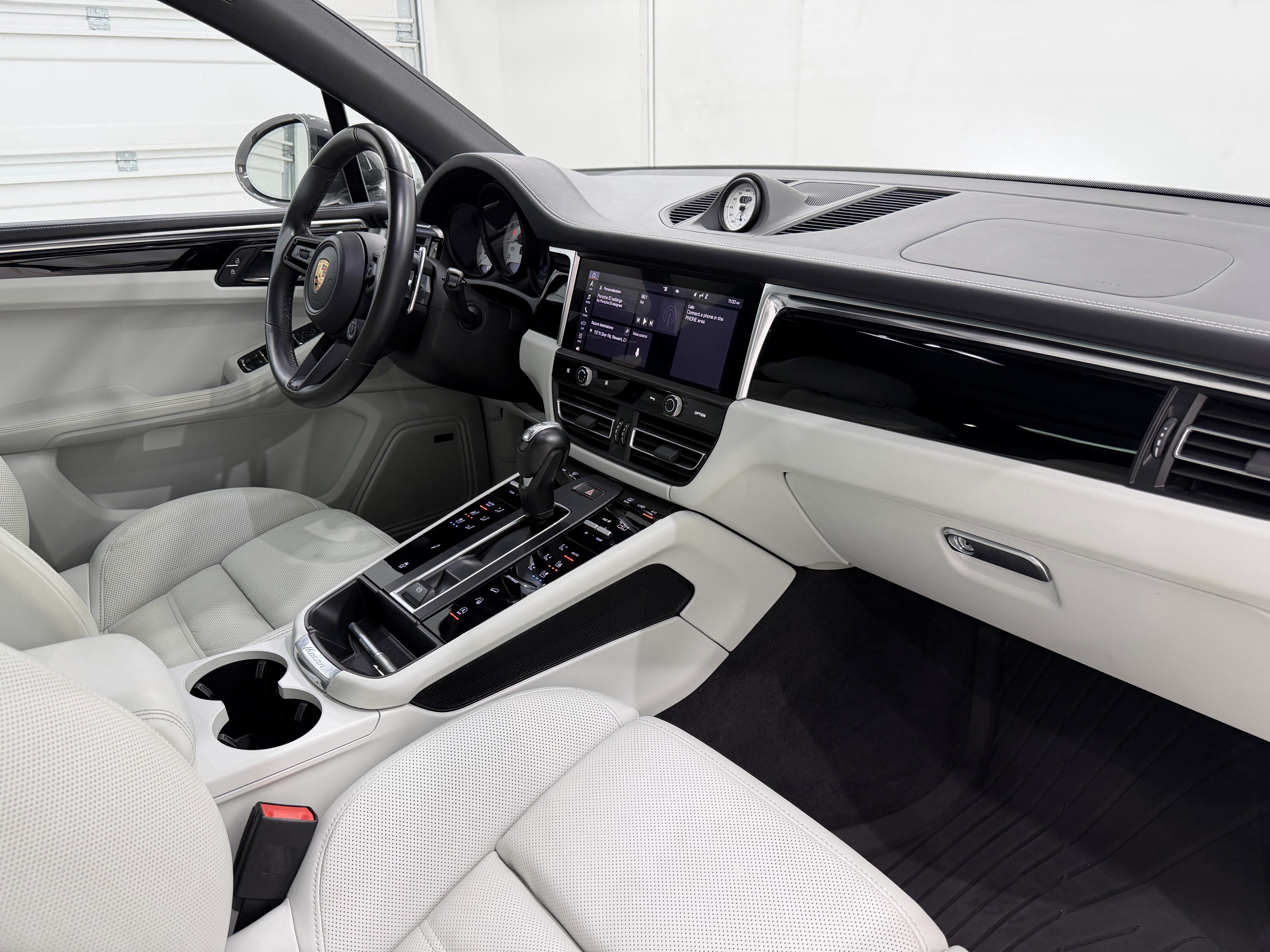 Certified 2023 Porsche Macan Turbo AWD/4WD image 25