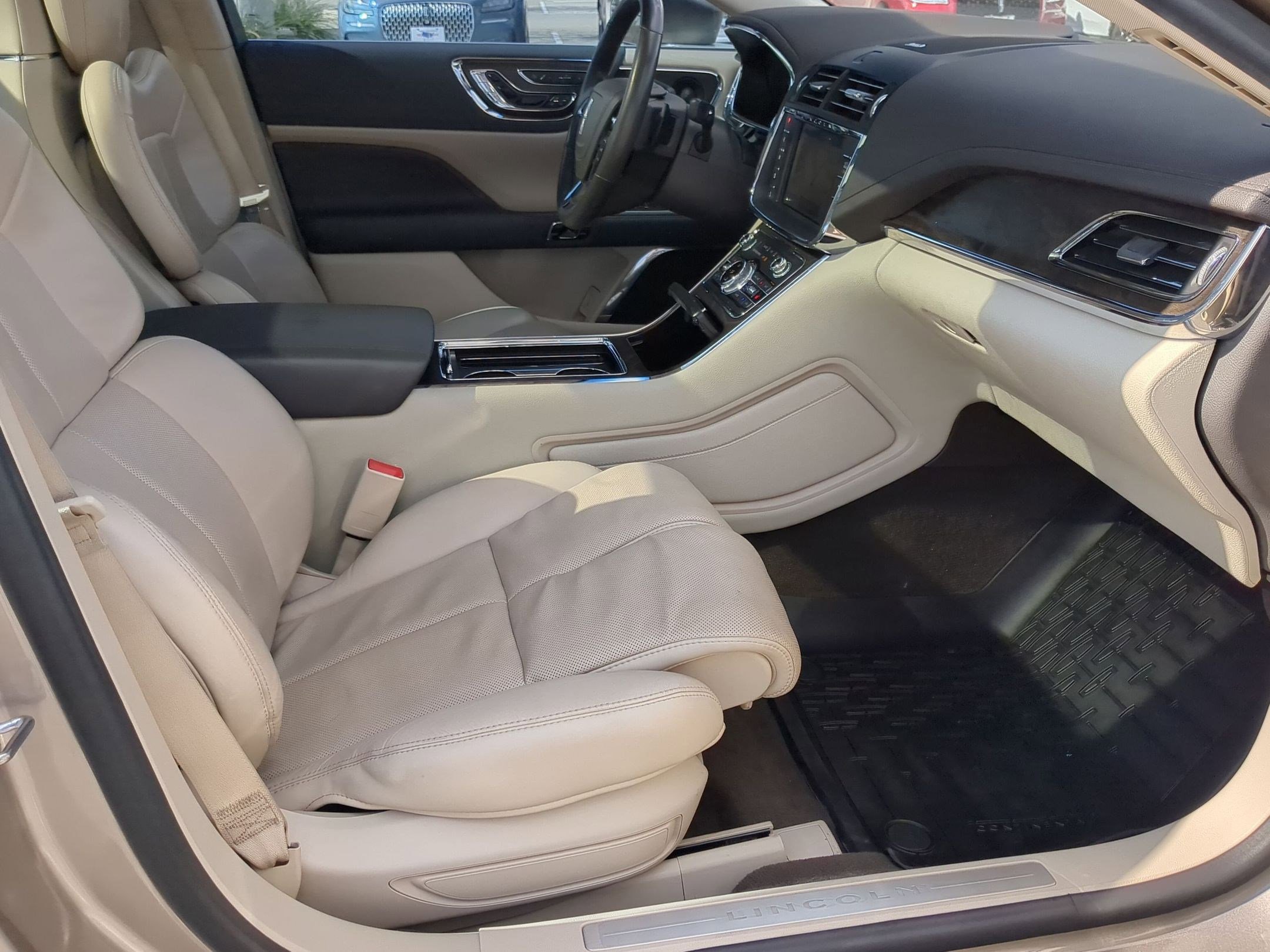 Used 2019 Lincoln Continental Reserve image 24