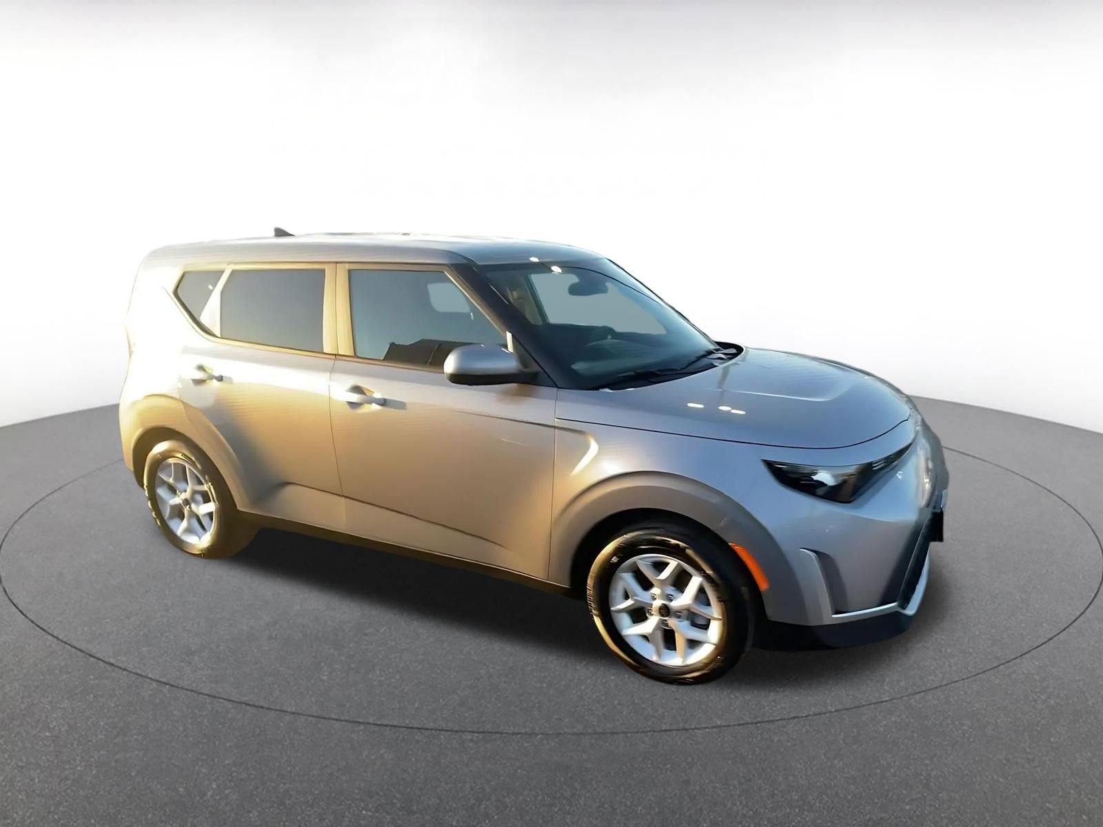 Used 2025 Kia Soul LX w/ LX Technology Package FWD image 2