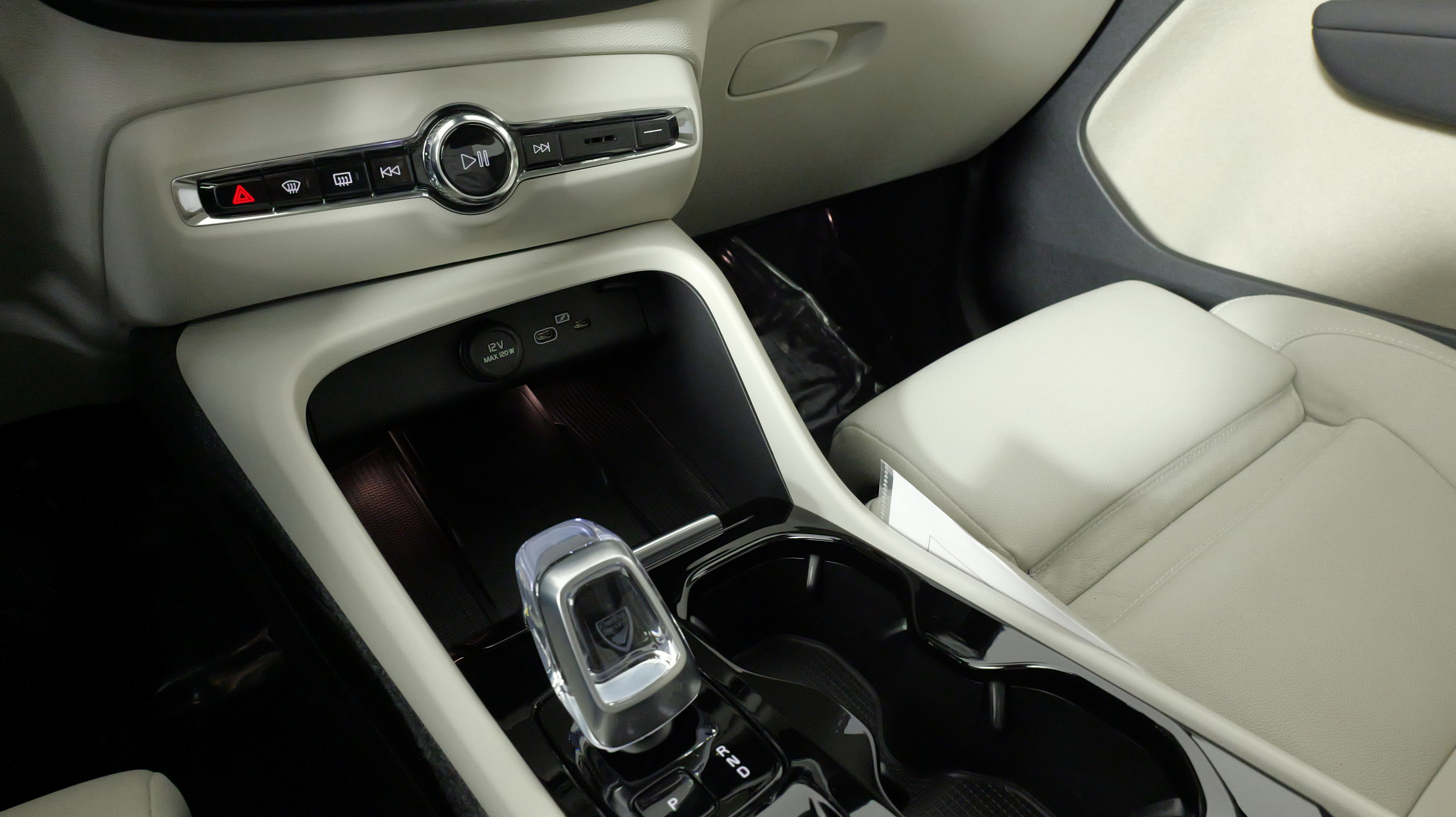 Used 2024 Volvo XC40 B5 Plus w/ Climate Package image 59