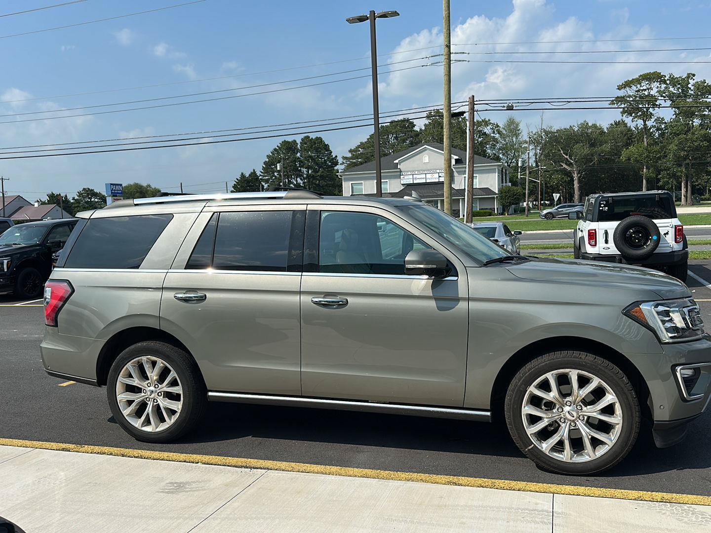 Used 2019 Ford Expedition Limited w/ Equipment Group 302A AWD/4WD image 4