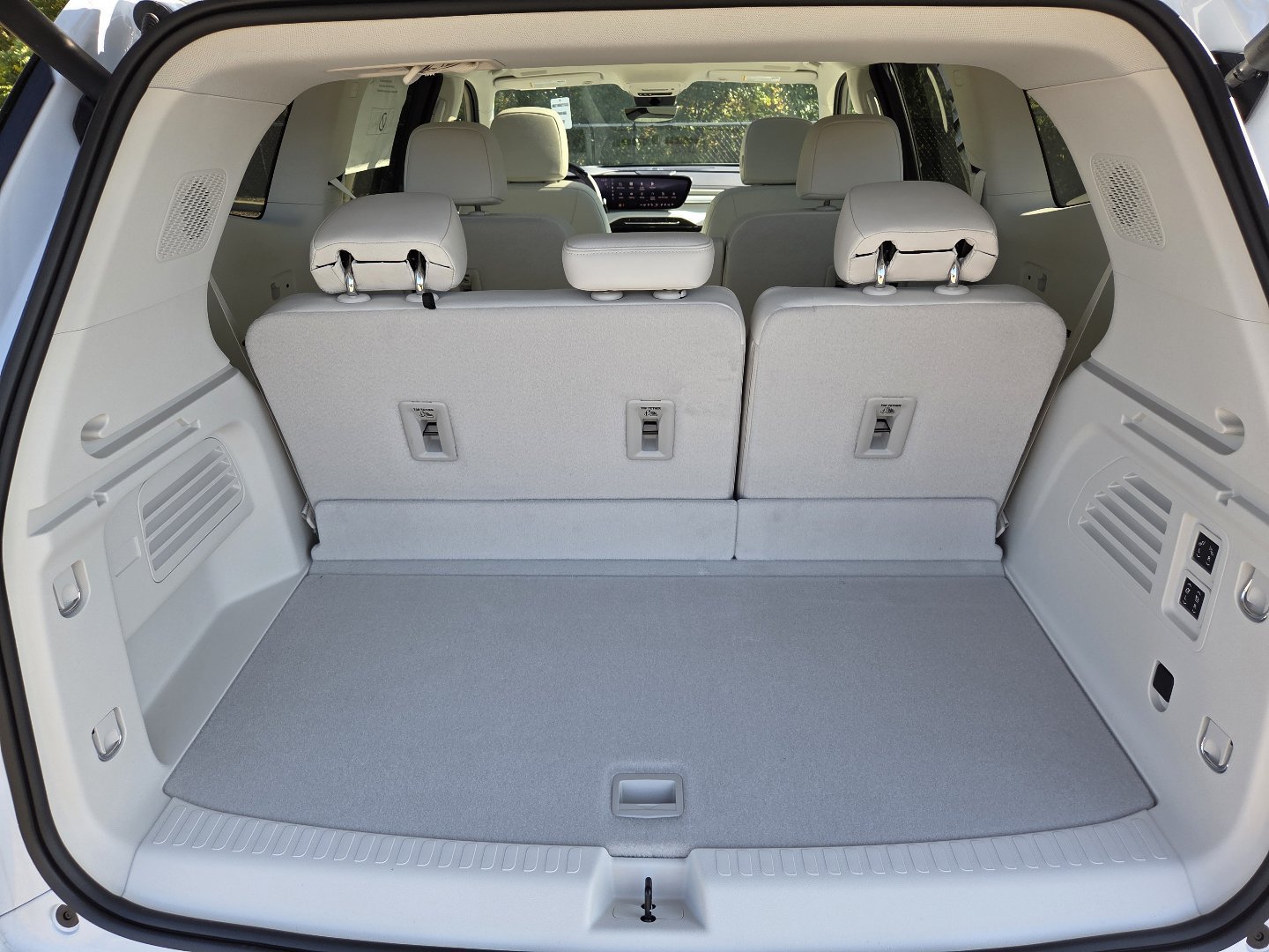 New 2027 Buick Enclave Avenir w/ LPO, Floor Liner Package AWD/4WD image 23
