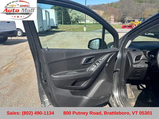 Used 2019 Chevrolet Trax LS w/ Tint and Cruise Package AWD/4WD image 11