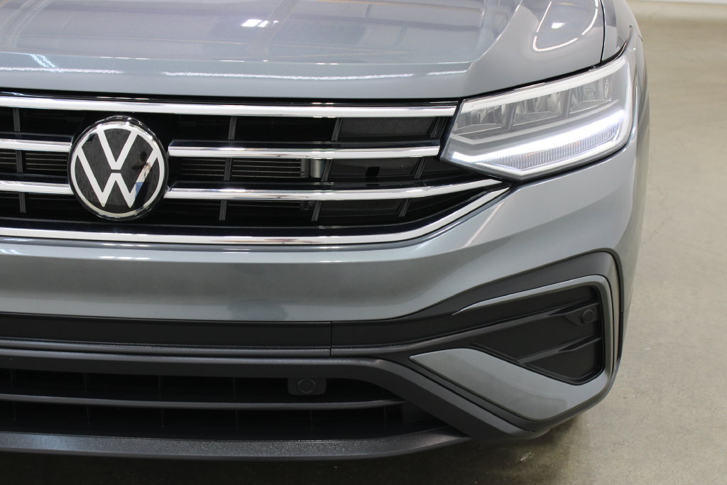Used 2024 Volkswagen Tiguan SE w/ Panoramic Sunroof Package FWD image 8