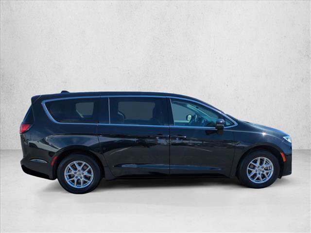 Used 2023 Chrysler Pacifica Touring-L FWD video 4