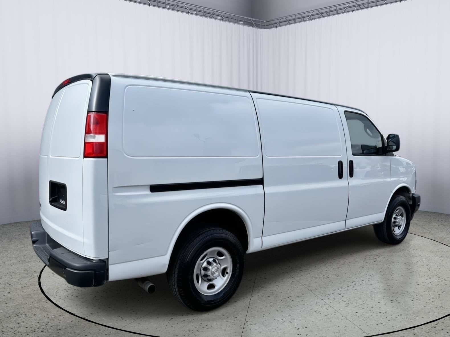 Used 2021 Chevrolet Express 3500 w/ Driver Convenience Package RWD image 6