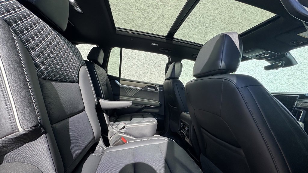 Used 2025 GMC Acadia Denali w/ Super Cruise Package image 8