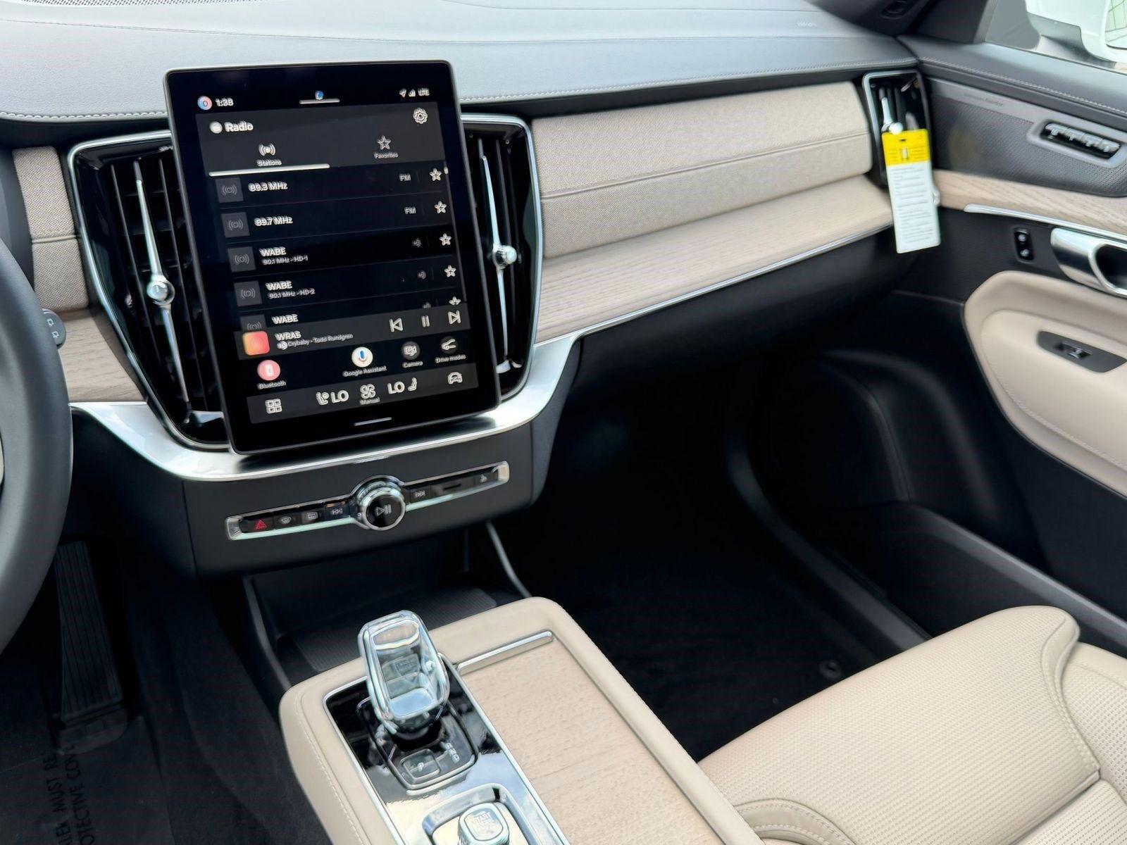 New 2026 Volvo XC90 B6 Ultra w/ Protection Package image 25