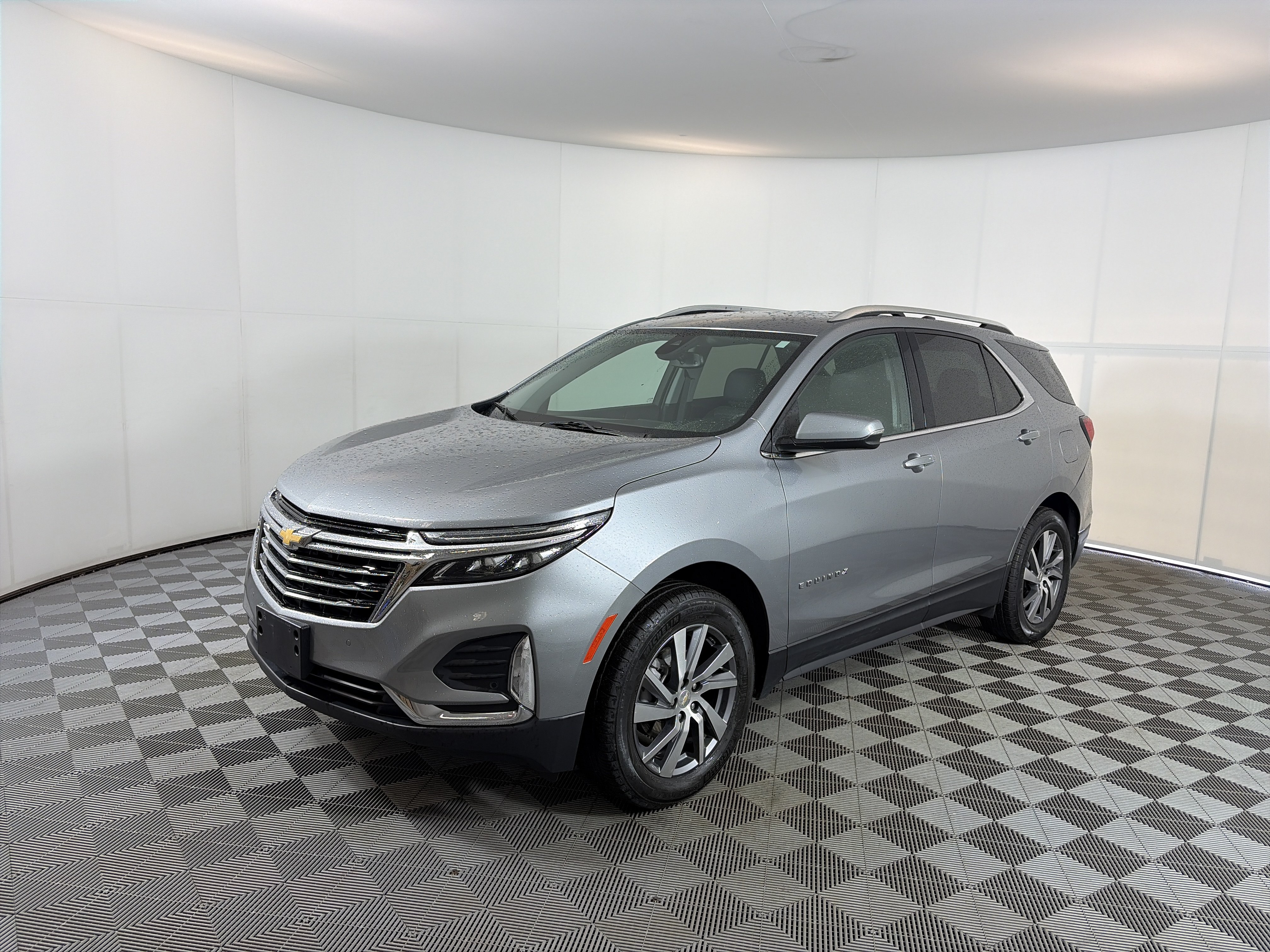 Used 2023 Chevrolet Equinox Premier AWD/4WD image 2