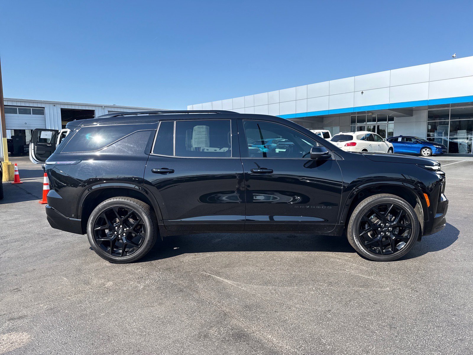 Used 2024 Chevrolet Traverse RS w/ LPO, Floor Liner Package FWD image 2