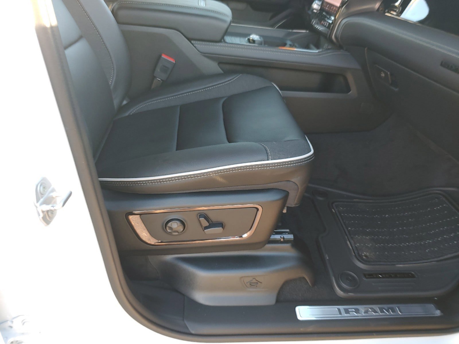 New 2026 RAM 1500 Limited w/ Body Color Bumper Group AWD/4WD image 31
