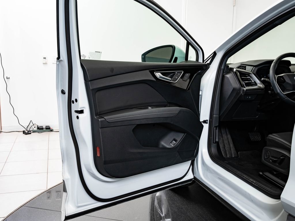 Used 2024 Audi Q4 e-tron Prestige image 29