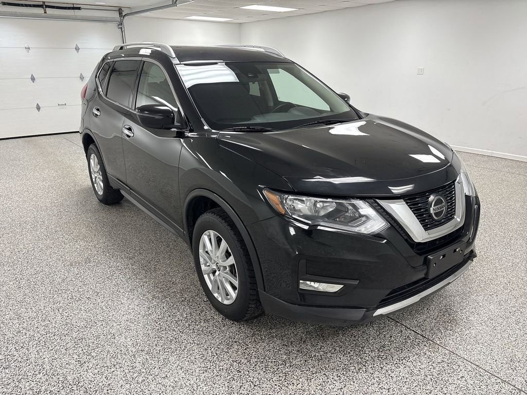 Used 2019 Nissan Rogue SV image 2
