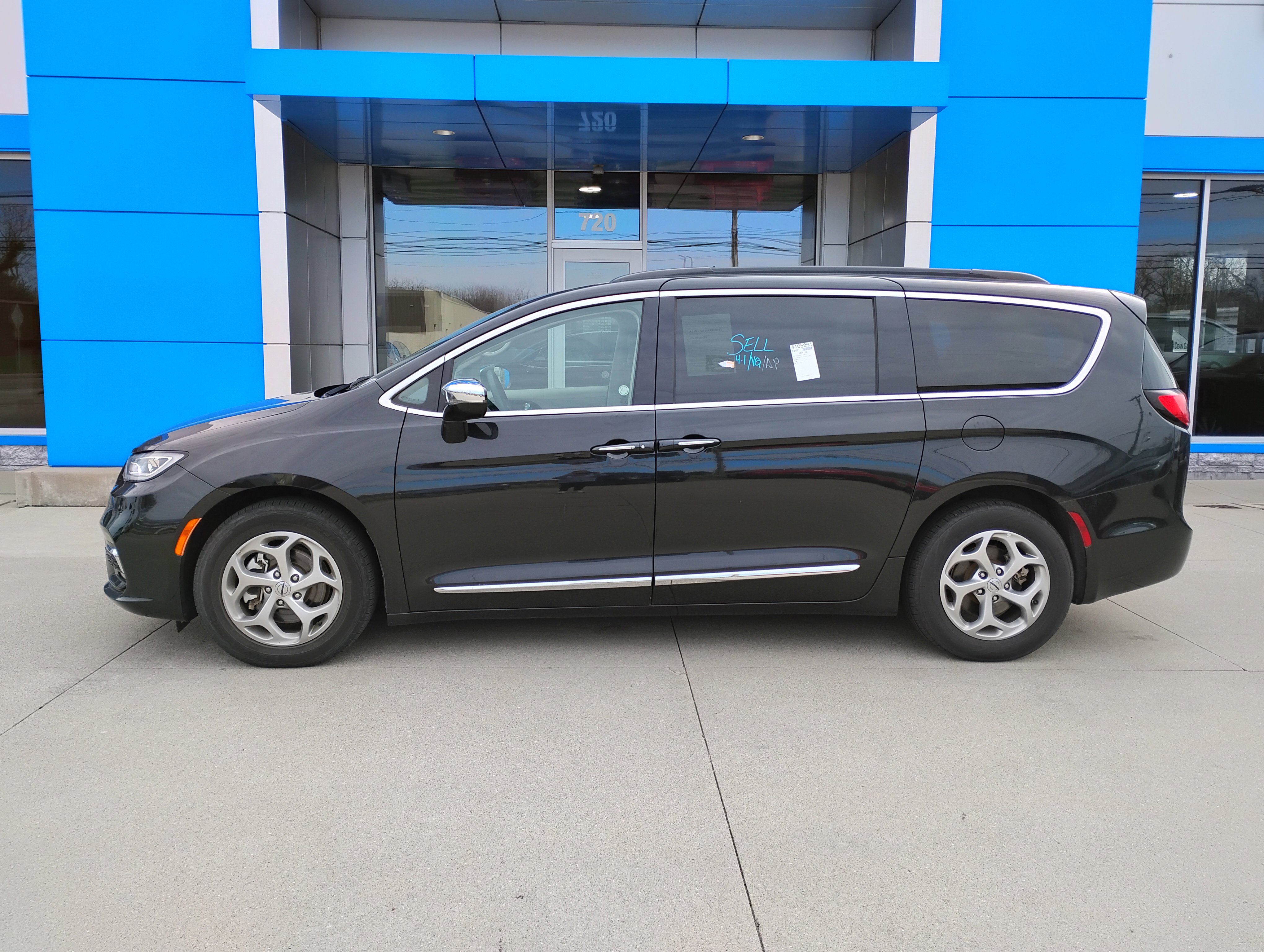 Used 2023 Chrysler Pacifica Limited image 6
