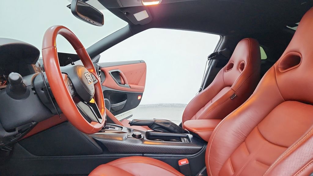 Used 2017 Nissan GT-R Premium w/ Premium Interior Package image 8