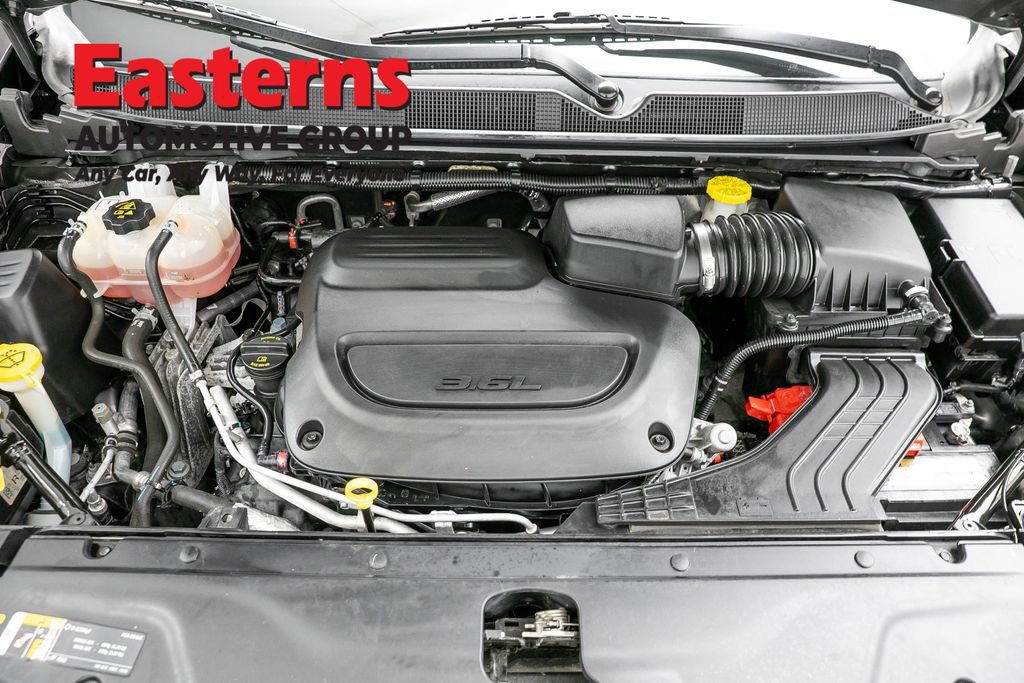 Used 2023 Chrysler Pacifica Touring-L FWD image 7
