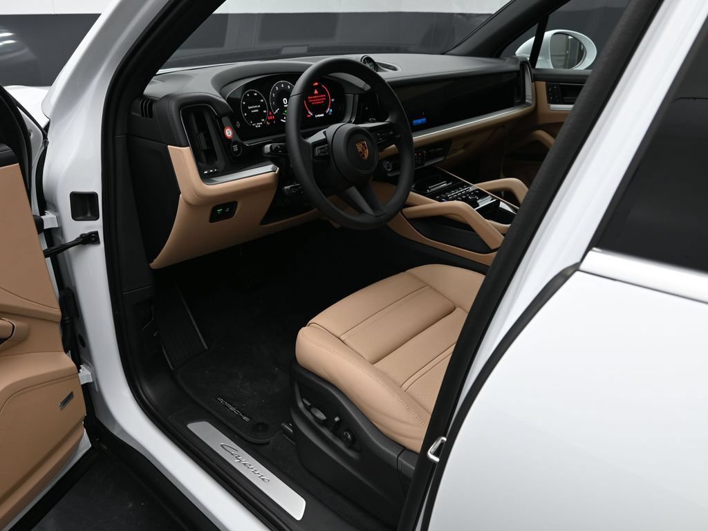 Certified 2025 Porsche Cayenne E-Hybrid AWD/4WD image 4