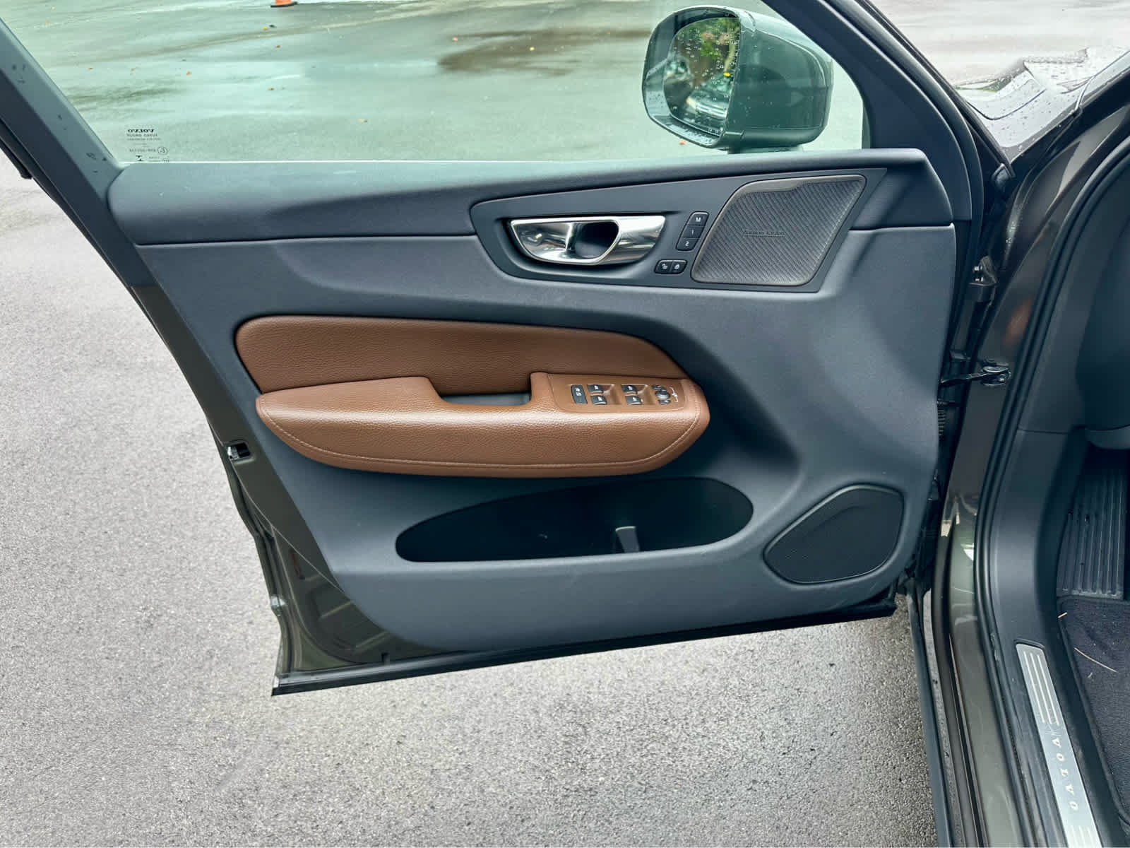 Used 2019 Volvo XC60 T6 Momentum w/ Multimedia Package AWD/4WD image 8
