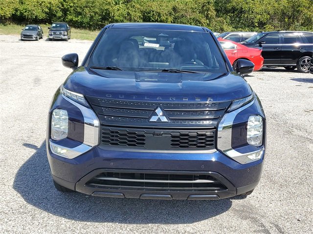 Used 2022 Mitsubishi Outlander SE image 2