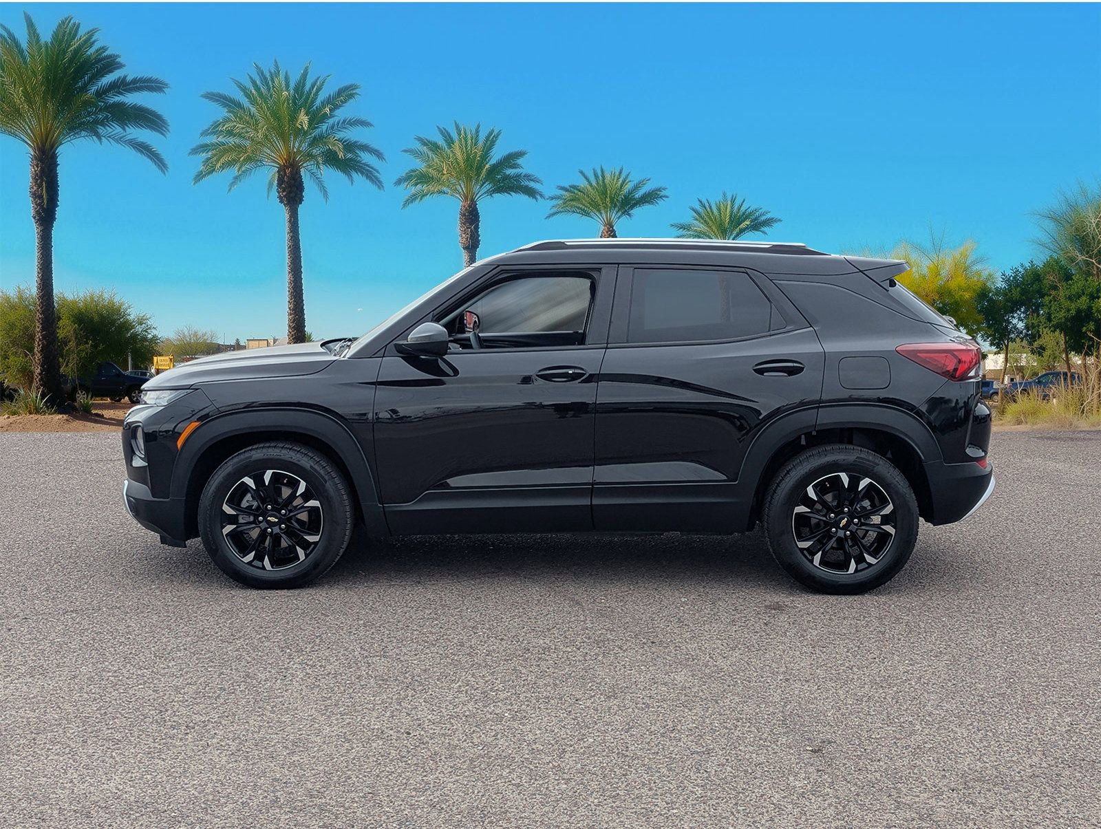 Used 2023 Chevrolet TrailBlazer LT w/ Convenience Package image 2