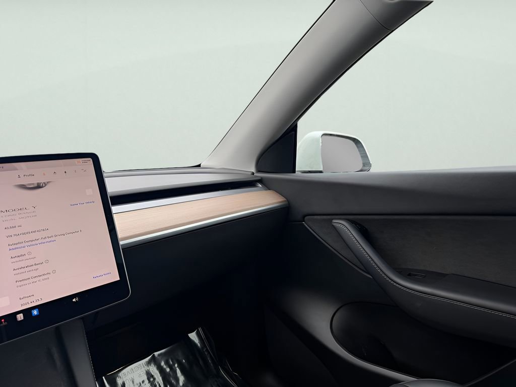 Used 2022 Tesla Model Y Long Range image 21