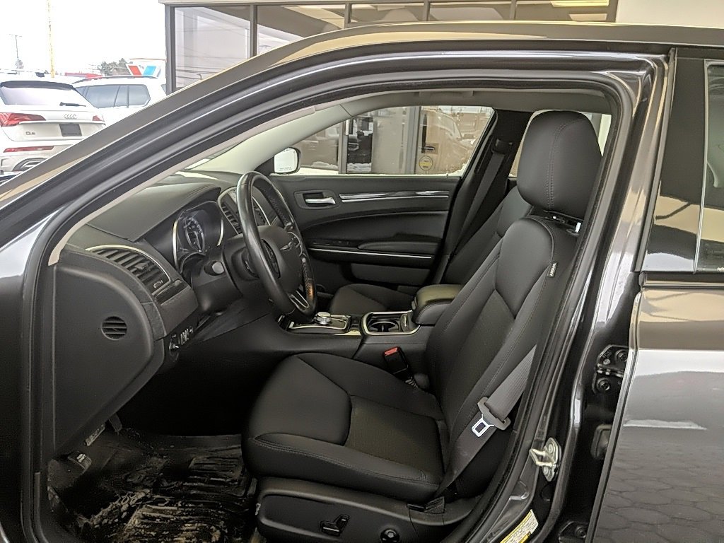 Used 2019 Chrysler 300 Touring w/ Sport Appearance Package image 10