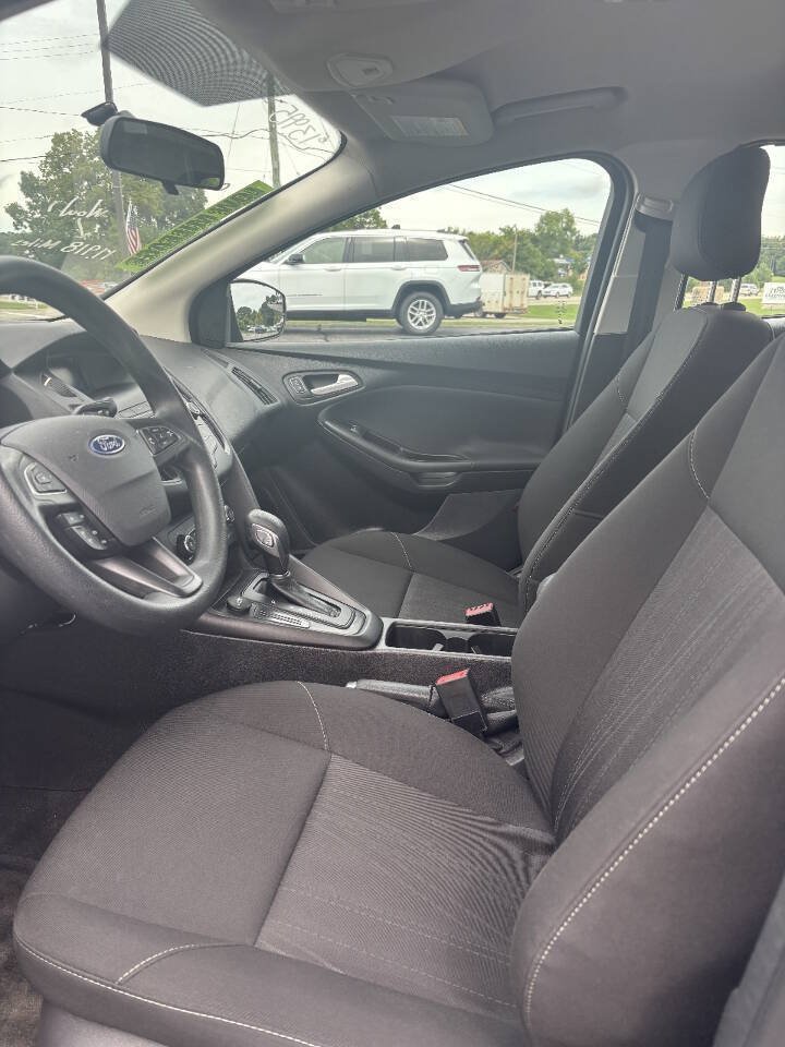 Used 2018 Ford Focus SE FWD image 4