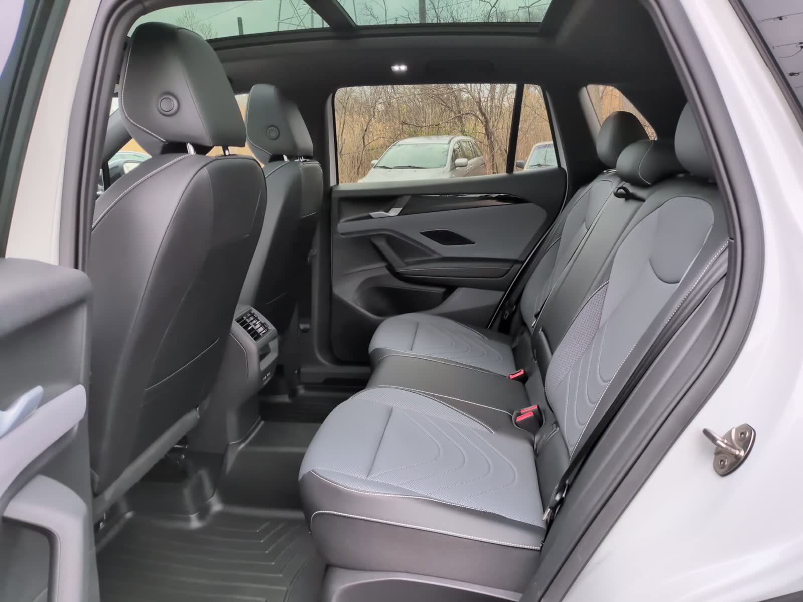 Used 2025 Volkswagen Tiguan SE R-Line AWD/4WD image 10