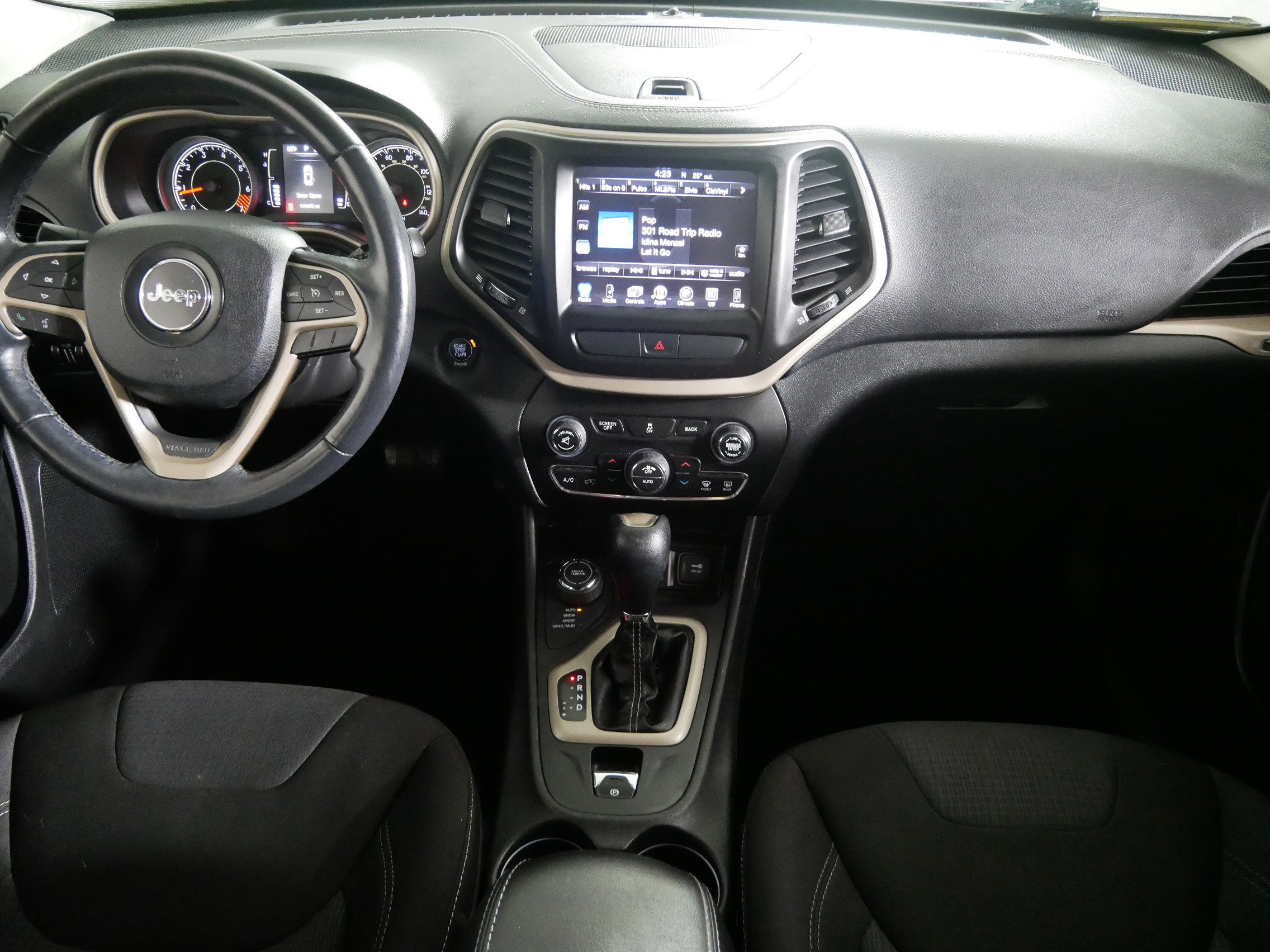 Used 2015 Jeep Cherokee Latitude w/ Comfort/Convenience Group image 10