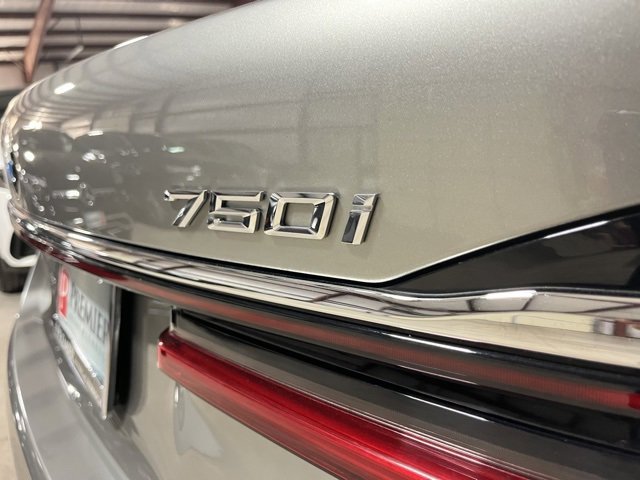 Used 2021 BMW 750i xDrive w/ M Sport Package image 39