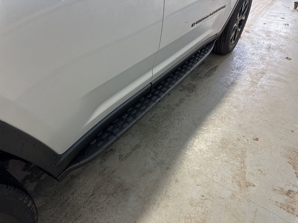 Used 2024 Jeep Grand Cherokee Altitude image 23