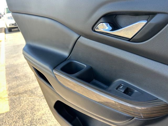 Used 2021 GMC Acadia SLE w/ Driver Convenience Package image 16