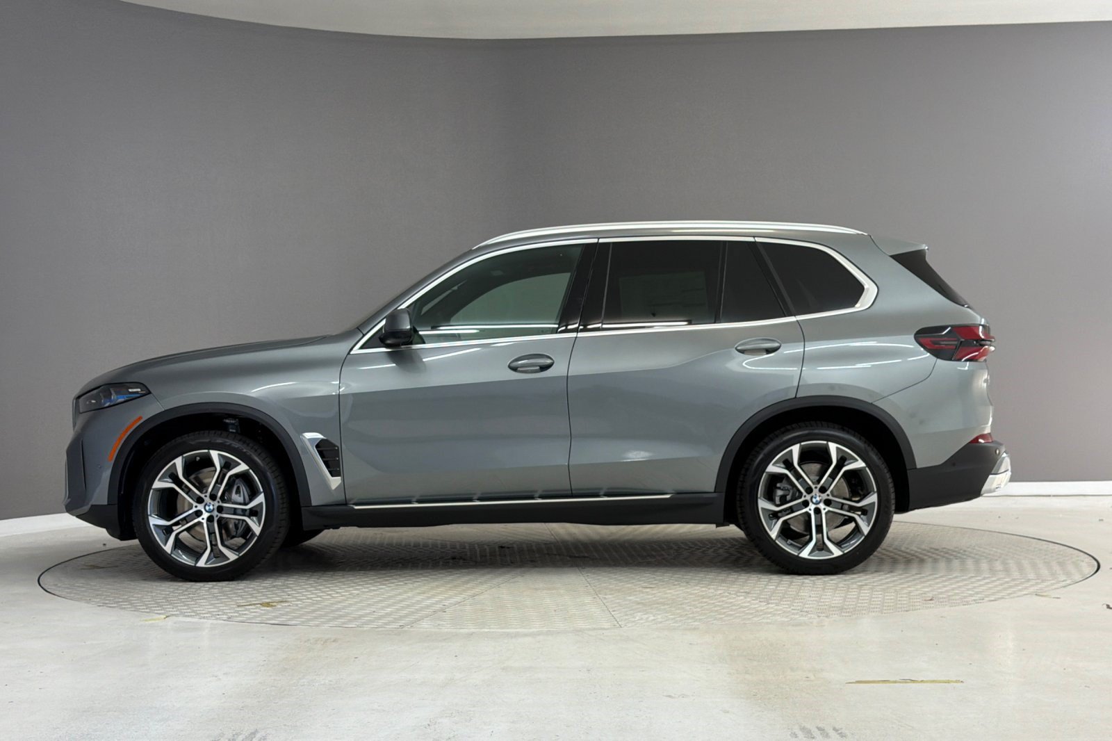 New 2026 BMW X5 xDrive40i w/ Premium Package AWD/4WD image 2