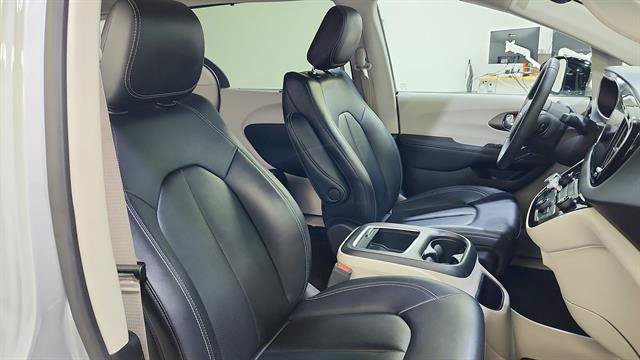 Used 2024 Chrysler Pacifica Touring-L FWD image 26