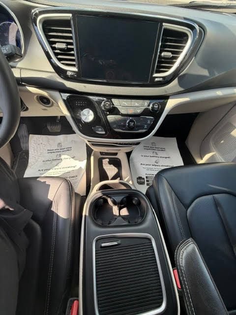 Used 2024 Chrysler Pacifica Touring-L FWD image 31