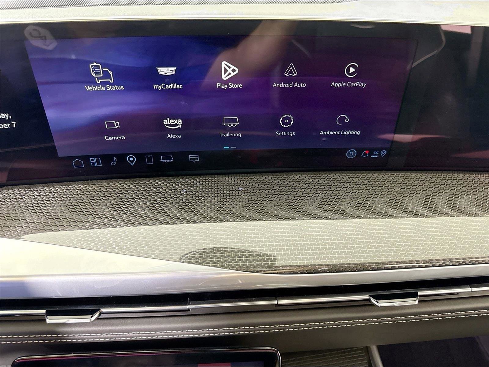 Used 2025 Cadillac Escalade ESV V w/ LPO, ONYX Package AWD/4WD image 19