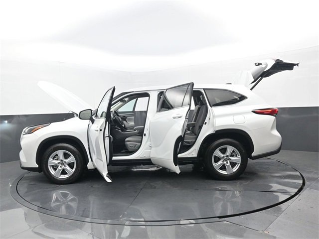 Used 2022 Toyota Highlander LE image 35