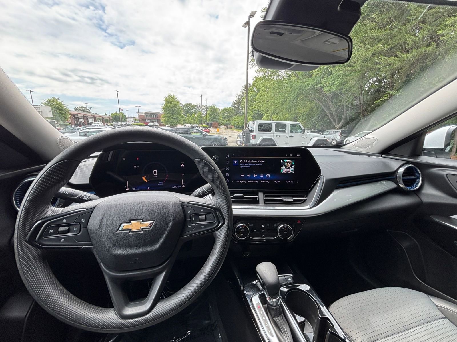 Used 2025 Chevrolet Trax LT FWD image 33