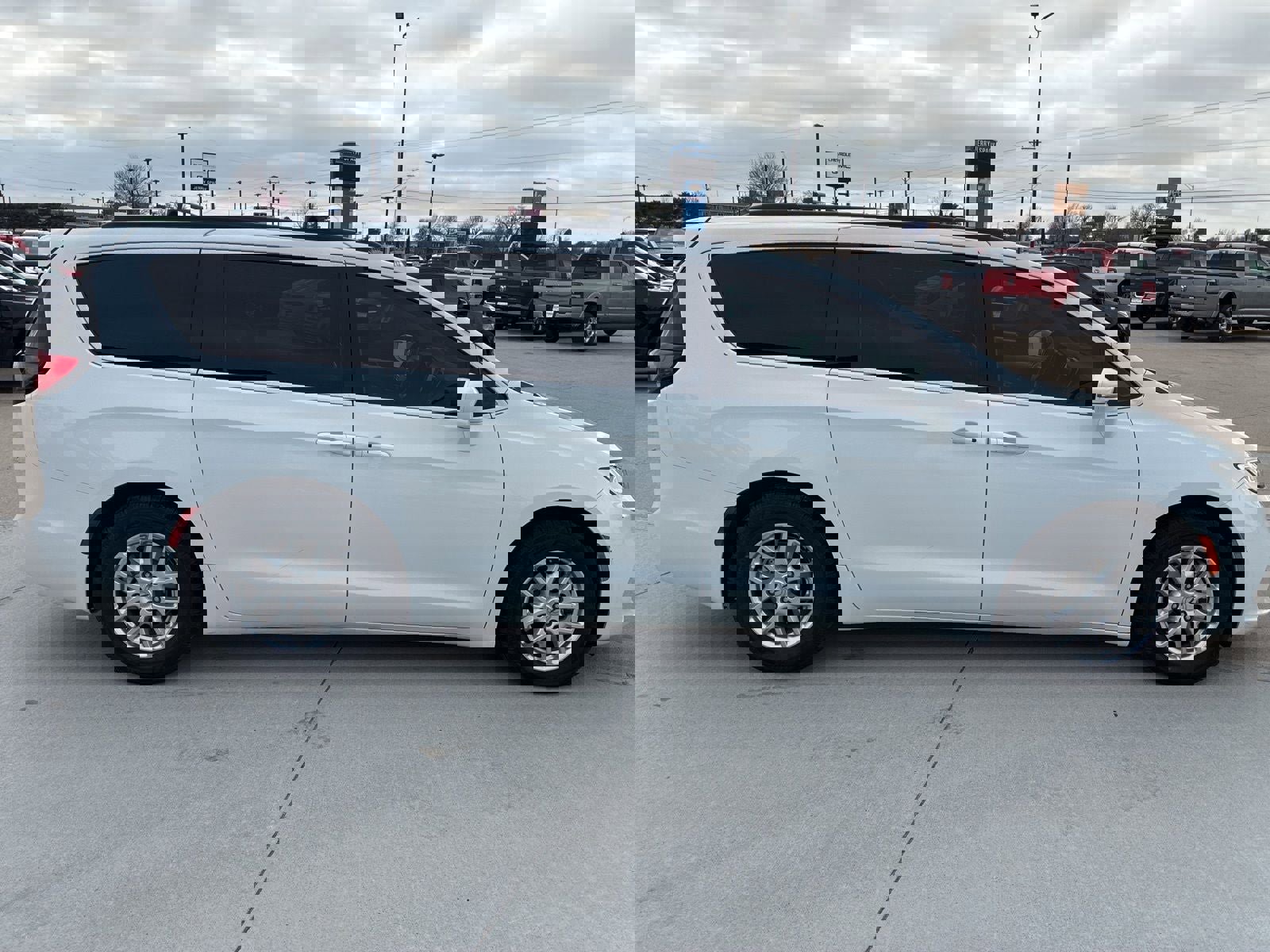 Used 2022 Chrysler Pacifica Touring-L image 9