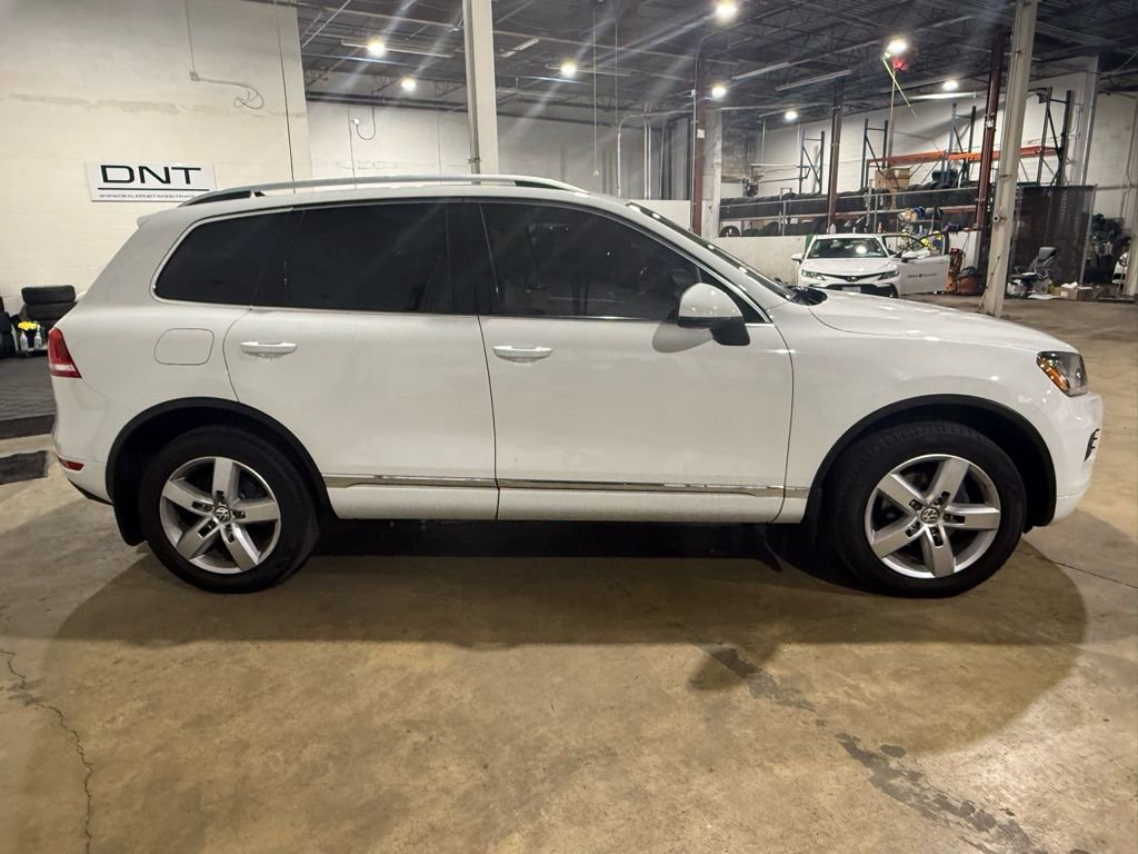 Used 2014 Volkswagen Touareg TDI image 7