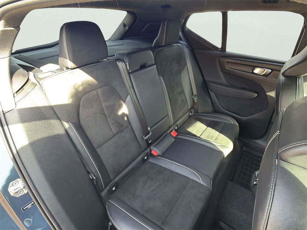 Used 2022 Volvo XC40 T5 R-Design w/ Advanced Package image 17