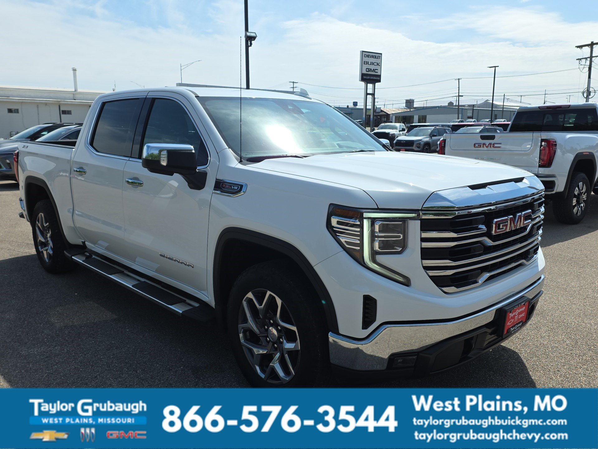Used 2023 GMC Sierra 1500 SLT w/ SLT Premium Package AWD/4WD image 2