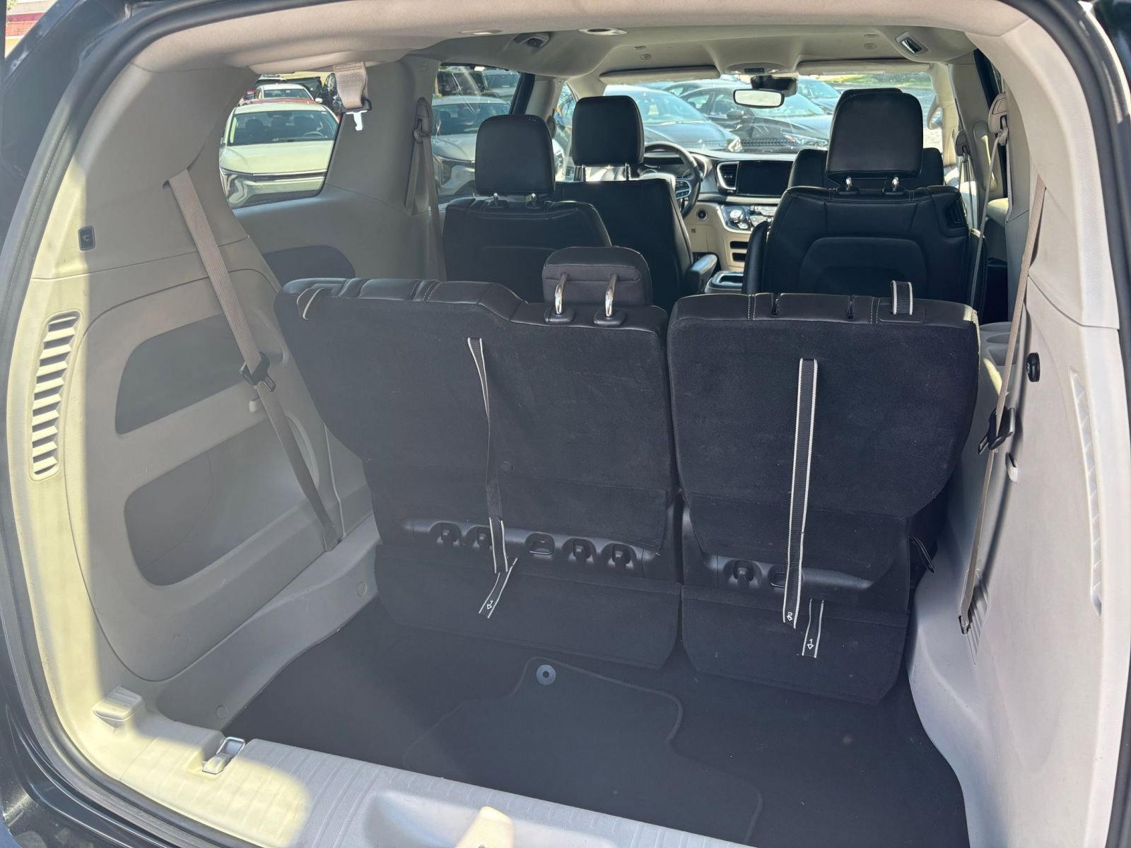 Used 2023 Chrysler Pacifica Touring-L FWD image 29