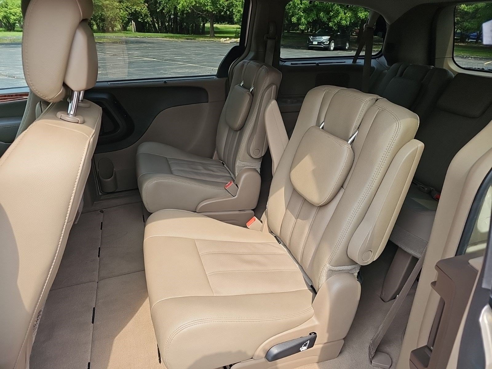 Used 2016 Chrysler Town & Country Touring-L w/ Driver Convenience Group FWD image 20