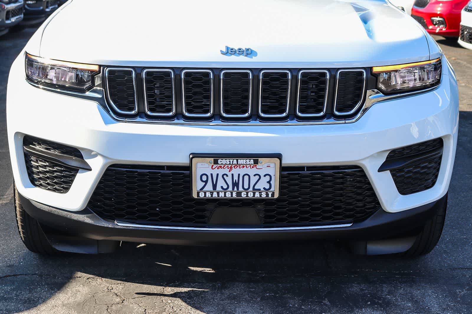 Used 2025 Jeep Grand Cherokee Laredo X RWD image 9