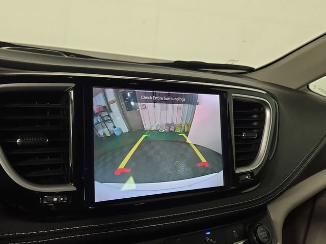 Used 2024 Chrysler Pacifica Select image 19