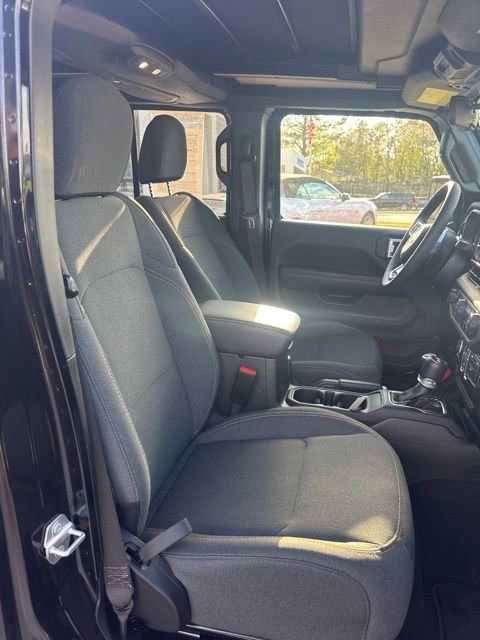 Used 2025 Jeep Wrangler Unlimited Sahara w/ Safety Group AWD/4WD image 13