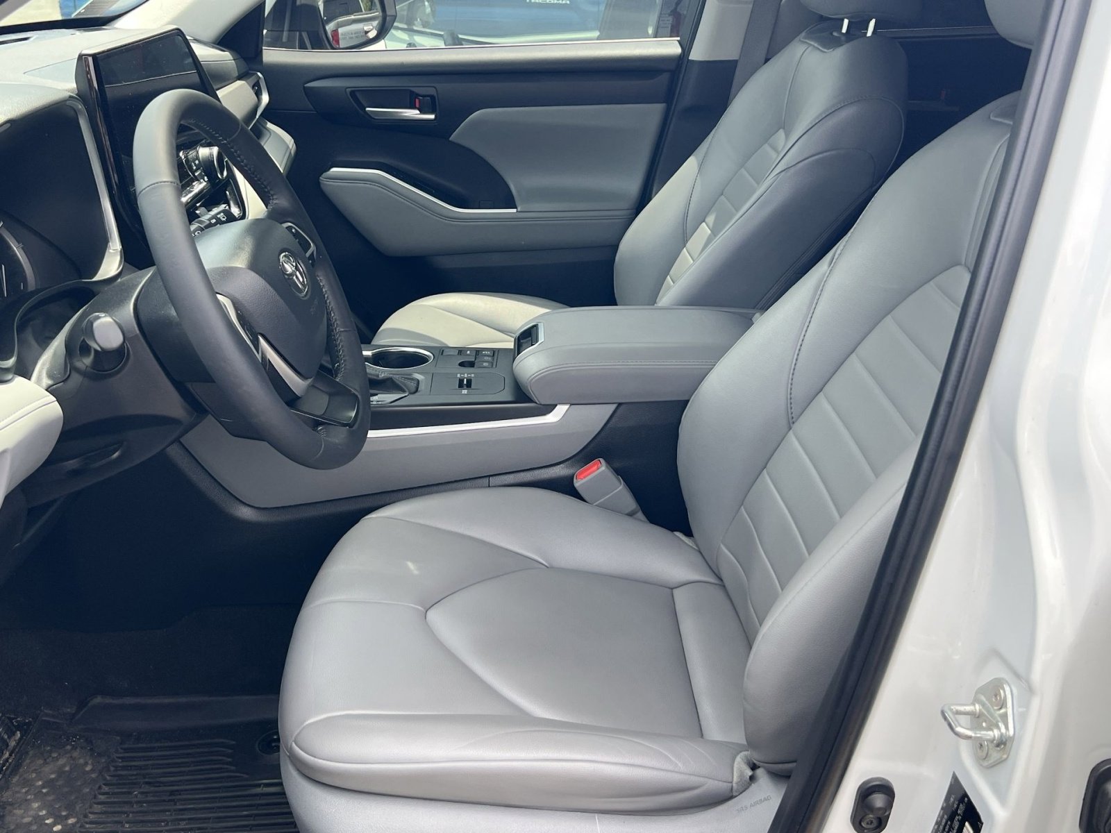 Used 2023 Toyota Highlander XLE FWD image 11
