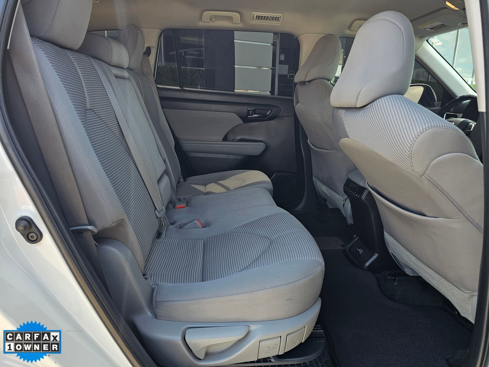 Used 2023 Toyota Highlander LE AWD/4WD image 29